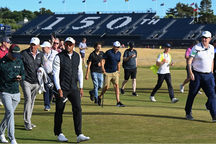 Tiger Woods có mặt tại sân St Andrews, sẵn sàng cho The Open Championship