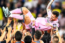 Lionel Messi ẵm hai danh hiệu cá nhân, lập hàng loạt kỷ lục vĩ đại