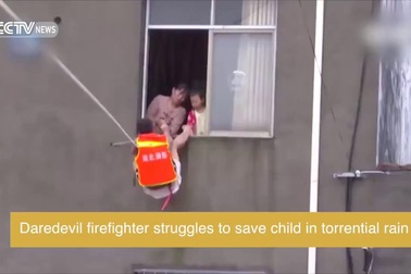 Cứu hộ cứu sống em nhỏ trong mưa lớn tại tỉnh Hồ Bắc, Trung Quốc