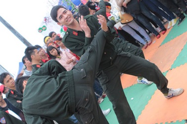 Xem sinh viên cảnh sát cơ động dạy võ, gấp chăn