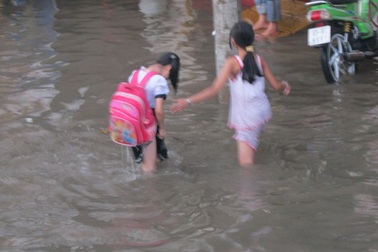 Hàng ngàn học sinh “vật vã” vượt nước triều cường