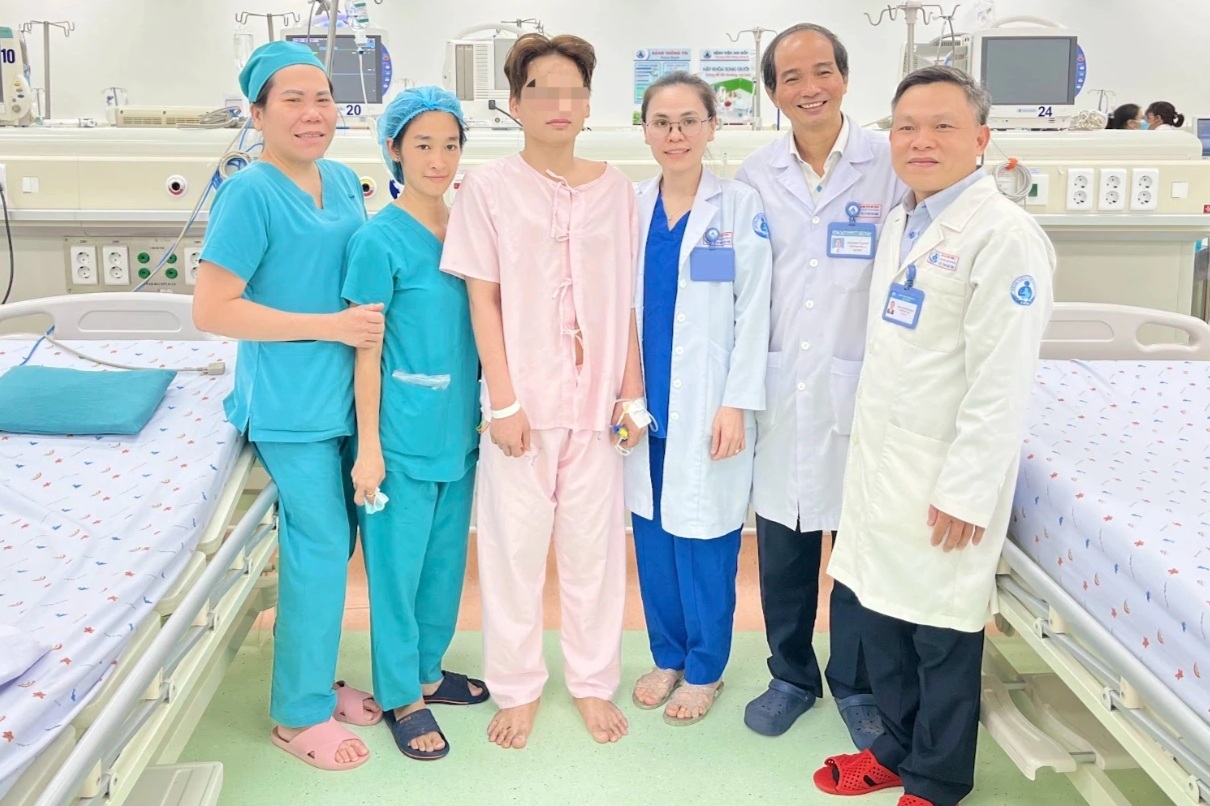 Flickan var svart när hon lades in på sjukhuset, hennes föräldrar brändes också allvarligt i branden i Ho Chi Minh-staden - 2 Bé gái đen kịt khi vào viện, cha mẹ cũng bỏng nặng trong vụ cháy ở TPHCM - 2