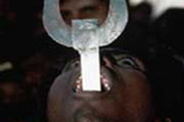 Nuốt kiếm - trò nguy hiểm