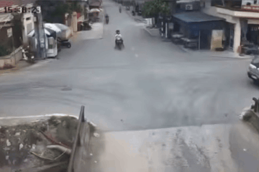 Phóng nhanh qua ngã tư, xe máy lao xuống nước tạo nên tình huống "khóc dở"