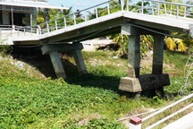 Khô hạn gây sụt lún sạt lở đất ảnh hưởng đến cầu đường ở Cà Mau