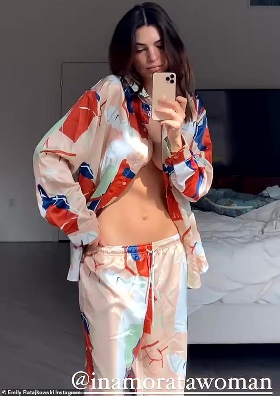 Kinh ngạc với bụng phẳng lì của Emily Ratajkowsi sau khi sinh con ít ngày - 3 Kinh ngạc với bụng phẳng lì của Emily Ratajkowsi sau khi sinh con ít ngày - 3