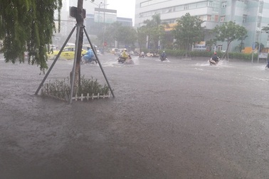 Đà  Nẵng: Nhiều tuyến đường ngập nặng trước bão