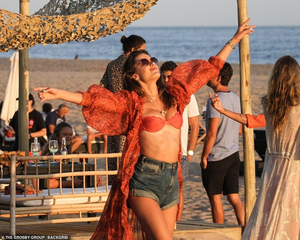 Alessandra Ambrosio bốc lửa trên bãi biển Uruguay - 3 Alessandra Ambrosio bốc lửa trên bãi biển Uruguay - 3