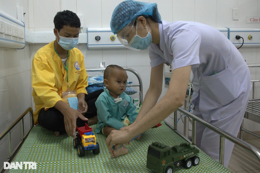 Đặt máy tạo nhịp, cứu sống trẻ bị bệnh tim hiếm gặp - 1 Đặt máy tạo nhịp, cứu sống trẻ bị bệnh tim hiếm gặp - 1