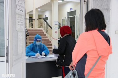 Cảnh vắng vẻ "bất thường" ở nơi F0 từng rồng rắn xếp hàng xin giấy xác nhận