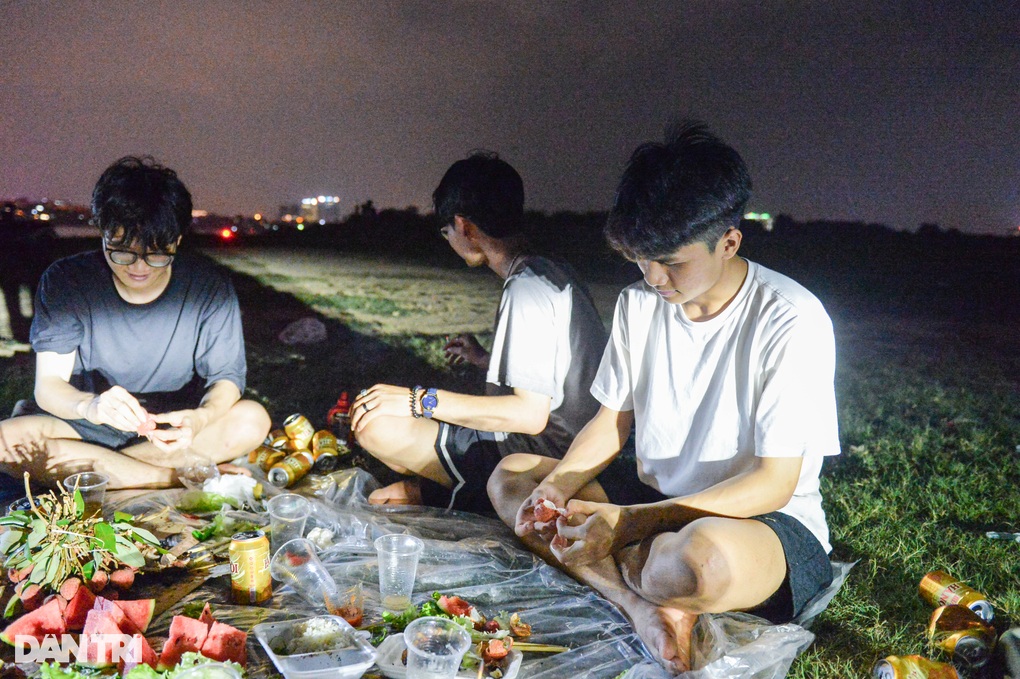 Hà Nội: Người dân đổ ra trung tâm thương mại, bãi sông Hồng tránh nóng - 8 Hà Nội: Người dân đổ ra trung tâm thương mại, bãi sông Hồng tránh nóng - 8