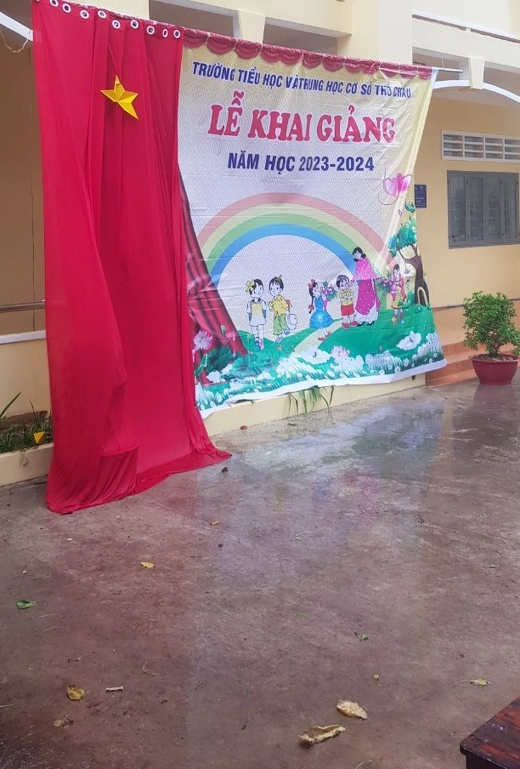 Kiên Giang: Khai giảng ở Phú Quốc gặp bão, cán bộ Hà Tiên tặng xe học trò - 1 Kiên Giang: Khai giảng ở Phú Quốc gặp bão, cán bộ Hà Tiên tặng xe học trò - 1