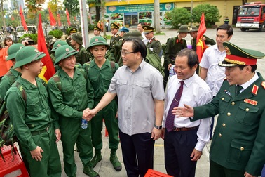 Bí thư Hà Nội trao lửa truyền thống tiễn tân binh lên đường nhập ngũ