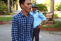 Bị bảo vệ nhắc nhở, thí sinh mới đưa điện thoại ra gửi