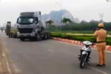 Tài xế điều khiển xe đầu kéo đánh võng... gây náo loạn trên phố