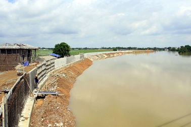 Hà Nội gấp rút hoàn thiện đê bê tông ngăn lũ sông Bùi đe dọa nội thành