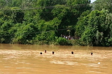 Hàng trăm người hồi hộp dõi theo thợ lặn tìm xe trôi trong lũ