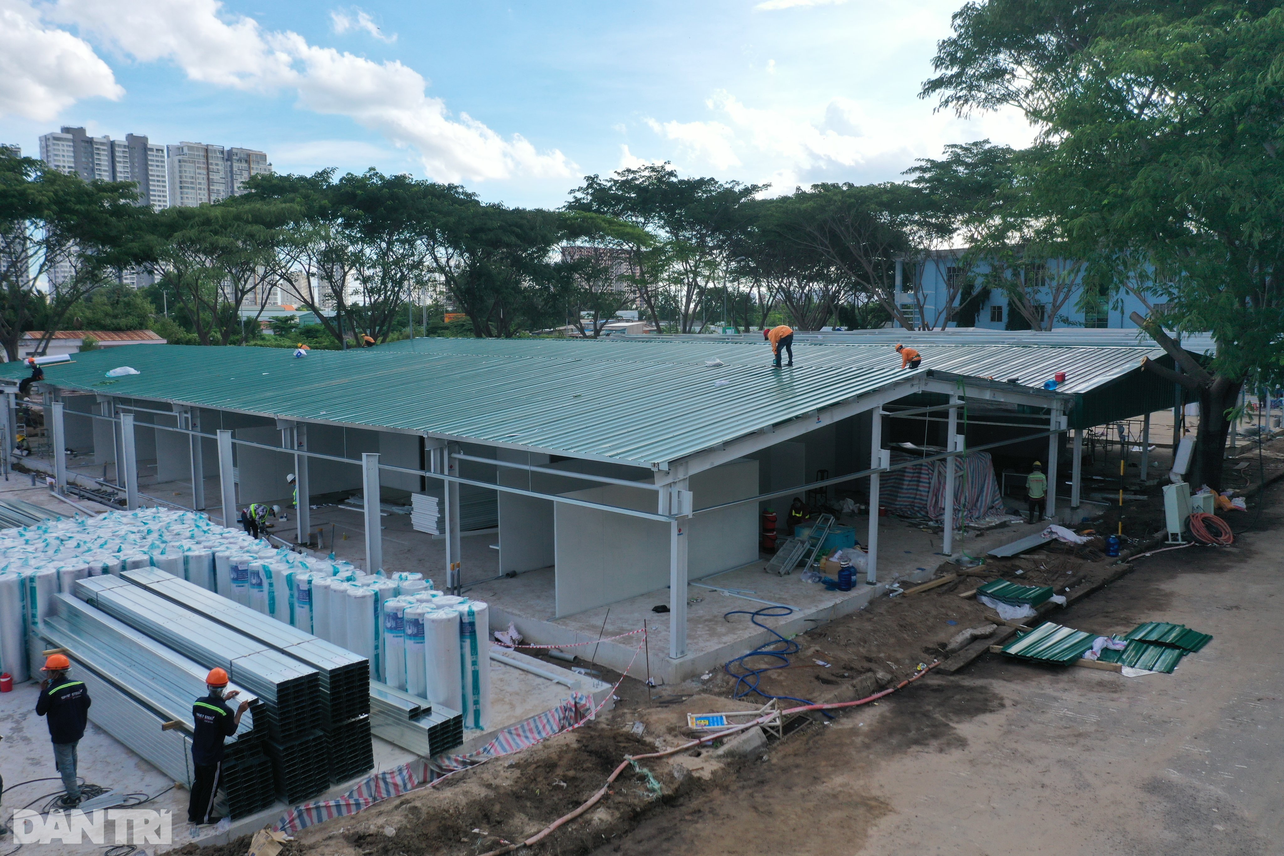 500 công nhân ngày đêm xây dựng bệnh viện dã chiến ở TPHCM - 13 500 công nhân ngày đêm xây dựng bệnh viện dã chiến ở TPHCM - 13
