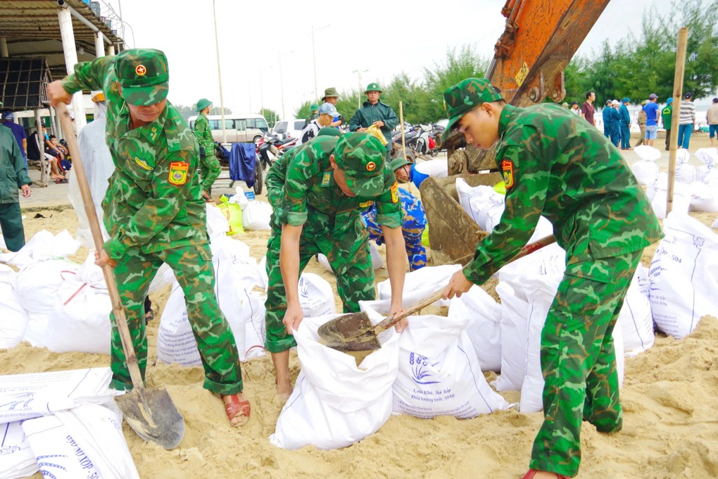 Đà Nẵng yêu cầu dân hạn chế ra đường, TT-Huế vận động dự trữ hàng hóa - 3 Đà Nẵng yêu cầu dân hạn chế ra đường, TT-Huế vận động dự trữ hàng hóa - 3