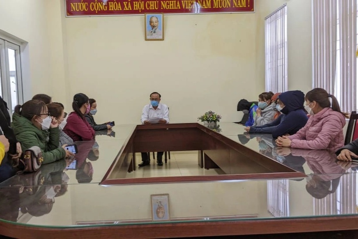 Công nhân kéo đến trụ sở cơ quan thi hành án xin nhận tiền lương bị nợ - 1 Công nhân kéo đến trụ sở cơ quan thi hành án xin nhận tiền lương bị nợ - 1