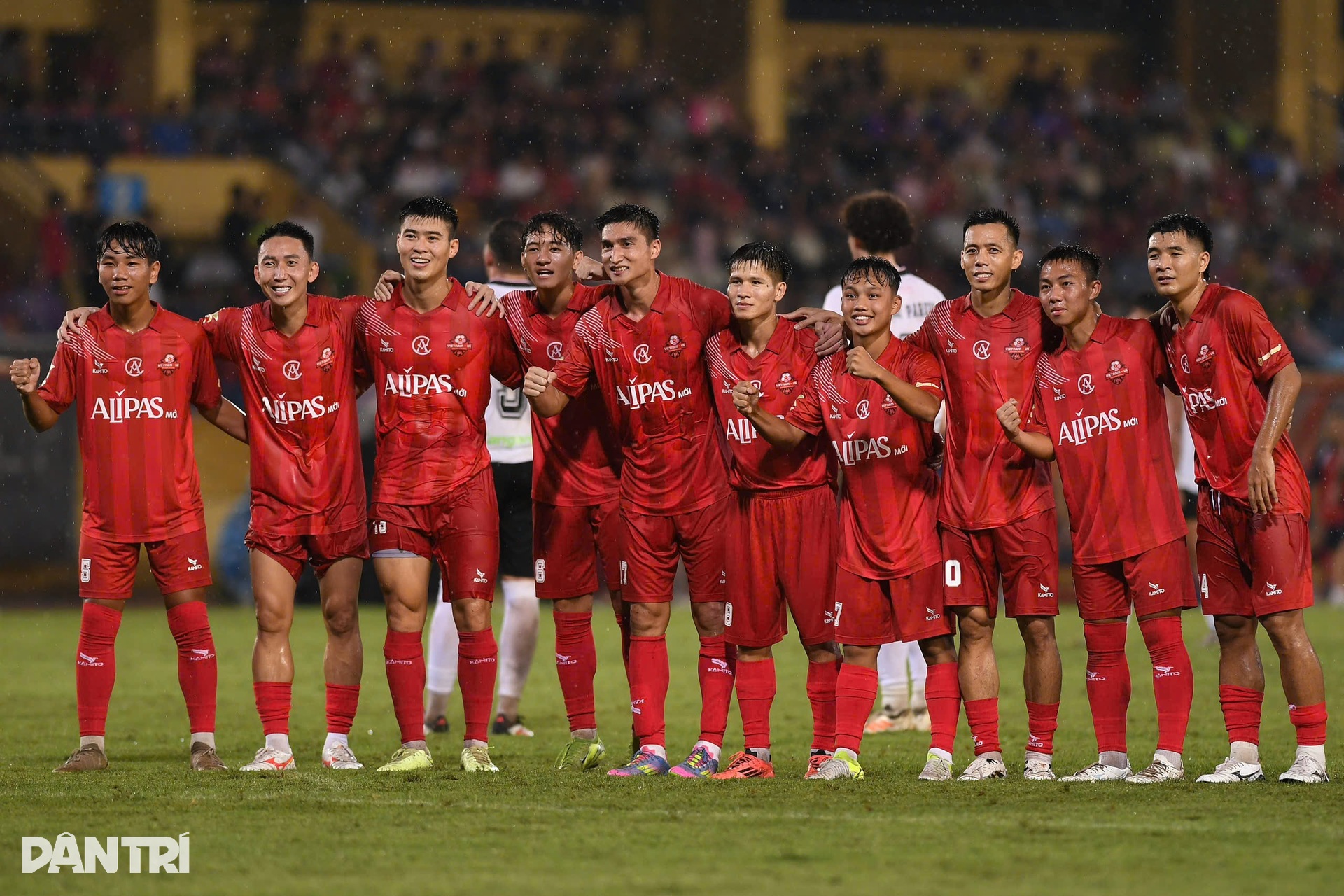 Đội ngôi sao Việt Nam thắng đẹp 3-2 trước các huyền thoại Man Utd - 15 Đội ngôi sao Việt Nam thắng đẹp 3-2 trước các huyền thoại Man Utd - 15