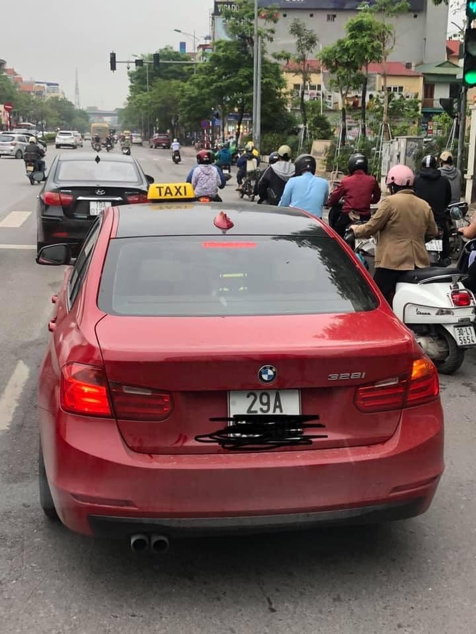 Xe sang BMW gắn mào taxi trên đường phố Hà Nội khiến dân mạng xôn xao - 2 Xe sang BMW gắn mào taxi trên đường phố Hà Nội khiến dân mạng xôn xao - 2
