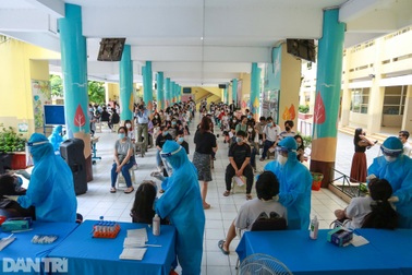 Xét nghiệm Covid-19 cho 110.000 sĩ tử TPHCM trước kỳ thi tốt nghiệp THPT