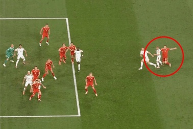 VAR bị công kích dữ dội vì nhiều tình huống tranh cãi ở trận Đức - Đan Mạch