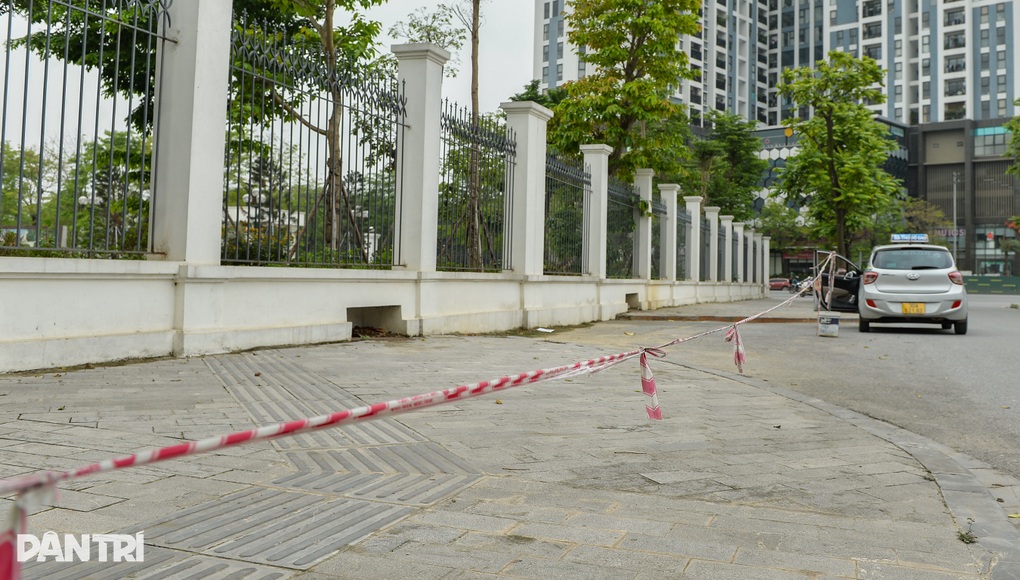 Hà Nội: Dựng rào, giăng dây, xây trụ bê tông để giữ vỉa hè - 5 Hà Nội: Dựng rào, giăng dây, xây trụ bê tông để giữ vỉa hè - 5