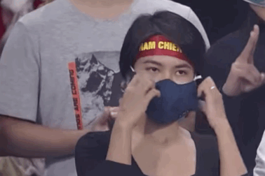 Hot girl đi cổ vũ bóng đá: Đẹp nhưng cần có ý thức phòng dịch bệnh