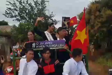 Tân Hoa hậu Hoàn vũ H'Hen Niê về buôn làng bằng xe công nông