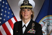 "Bóng hồng" đầu tiên chỉ huy tàu sân bay hạt nhân Mỹ