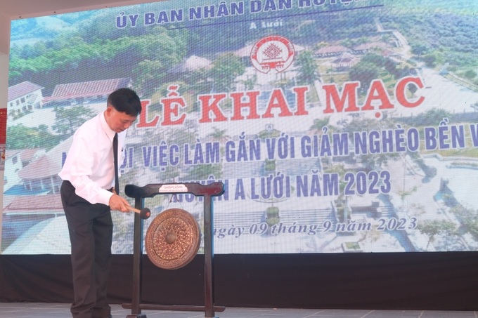 Phó Chủ tịch UBND huyện A Lưới Hồ Văn Ngưm đánh chiêng khai hội 