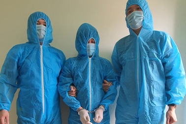 2 bị can vận chuyển hàng chục nghìn tỉ đồng qua biên giới ra đầu thú