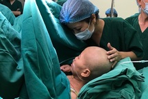 Bà mẹ ung thư giai đoạn cuối tỉnh lại, rơi nước mắt khi nhìn thấy ảnh con