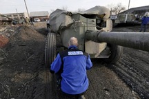 Các bên tại Ukraine tranh cãi về việc rút vũ khí hạng nặng