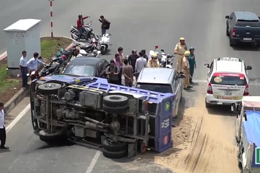 Xe ben chở cát lật nhào, suýt đè 2 ô tô