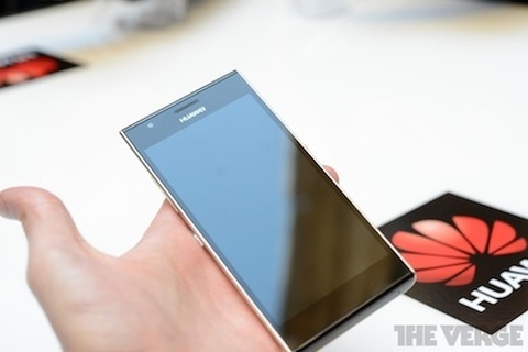 Huawei trình diễn “vũ khí” Ascend P2 siêu mỏng tại MWC 2013