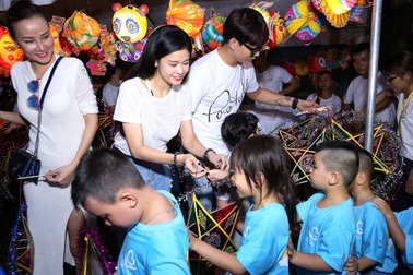 Gia đình nhỏ của Trương Quỳnh Anh cùng dàn sao đi từ thiện Trung thu