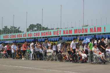 Những người ngồi xe lăn vào Lăng viếng Bác