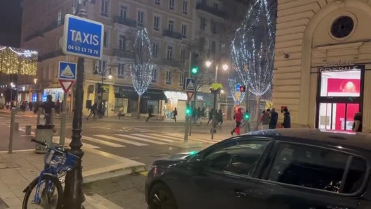 CĐV Pháp rượt đánh CĐV Morocco ở Paris