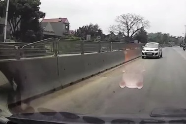 Ngang nhiên đi ngược chiều trên quốc lộ vì... tiện