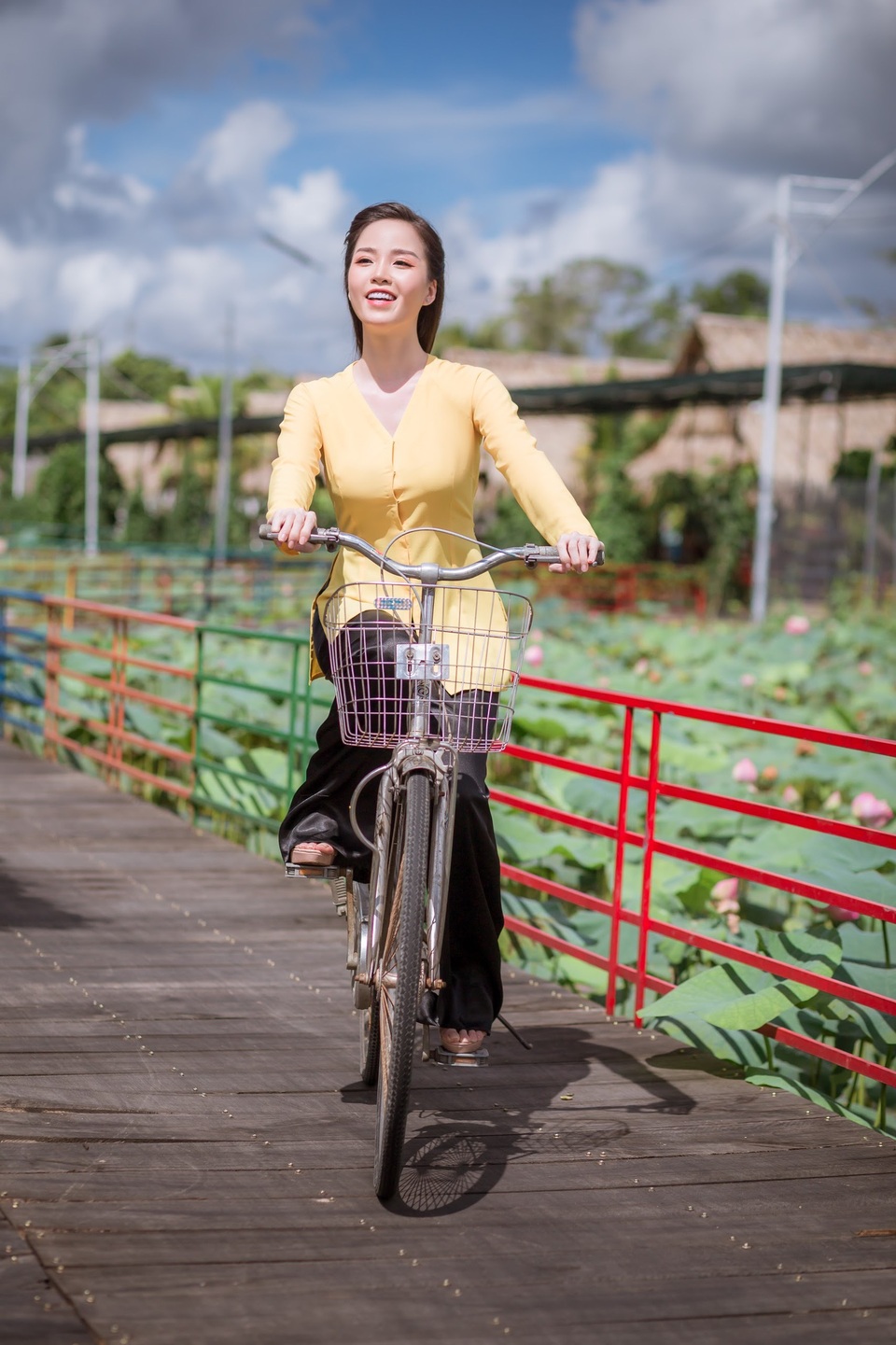 Hoa khôi Vũ Thanh Tú mộc mạc với áo bà ba nơi thôn dã - 2 Hoa khôi Vũ Thanh Tú mộc mạc với áo bà ba nơi thôn dã - 2