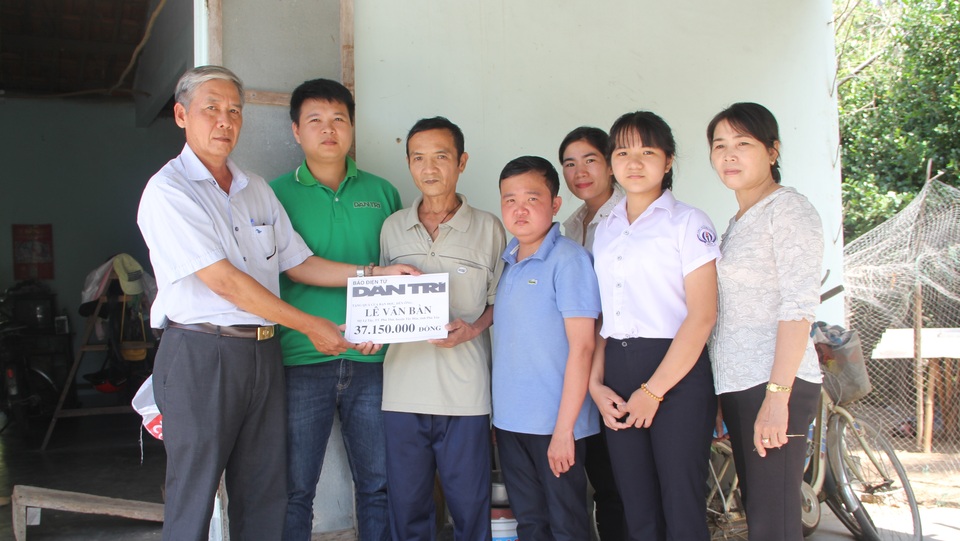 Được bạn đọc giúp đỡ, cha con anh Bần có động lực chiến thắng bệnh tật - 1 Được bạn đọc giúp đỡ, cha con anh Bần có động lực chiến thắng bệnh tật - 1