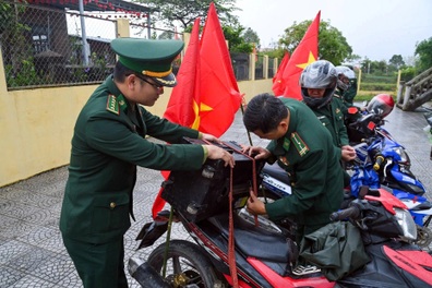 Lính biên phòng "vượt nắng thắng mưa", đưa thông tin bầu cử về thôn bản