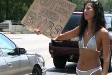 Mặc bikini đi ăn xin để kiếm tiền… bơm ngực