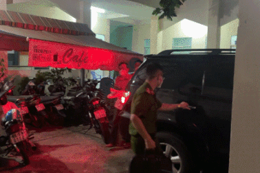 Cảnh sát dẫn giải nguyên Chủ tịch UBND Bình Thuận và 4 bị can trong đêm