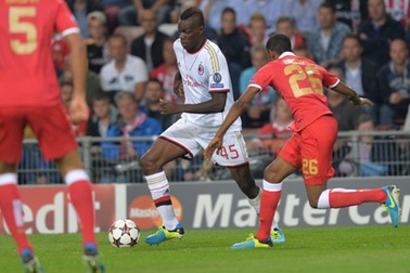 Play-off Champions League: AC Milan hòa khó nhọc, Lyon thua tan nát