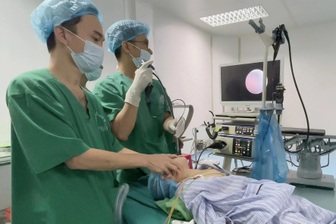 Đi làm răng, bé trai 3 tuổi bị kim chọc tủy 22mm rơi vào khí quản