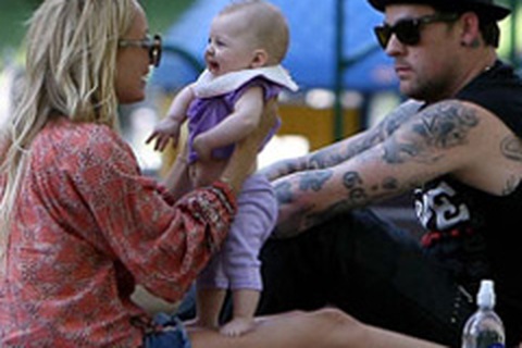 Nicole Richie khoe con gái ở công viên